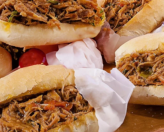 Lanche de pernil servindo 50 pessoas